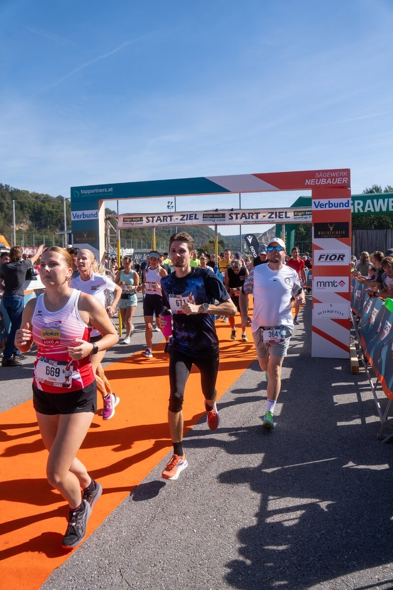 Zwei Läufer:innen beim Start des MurRun 2026