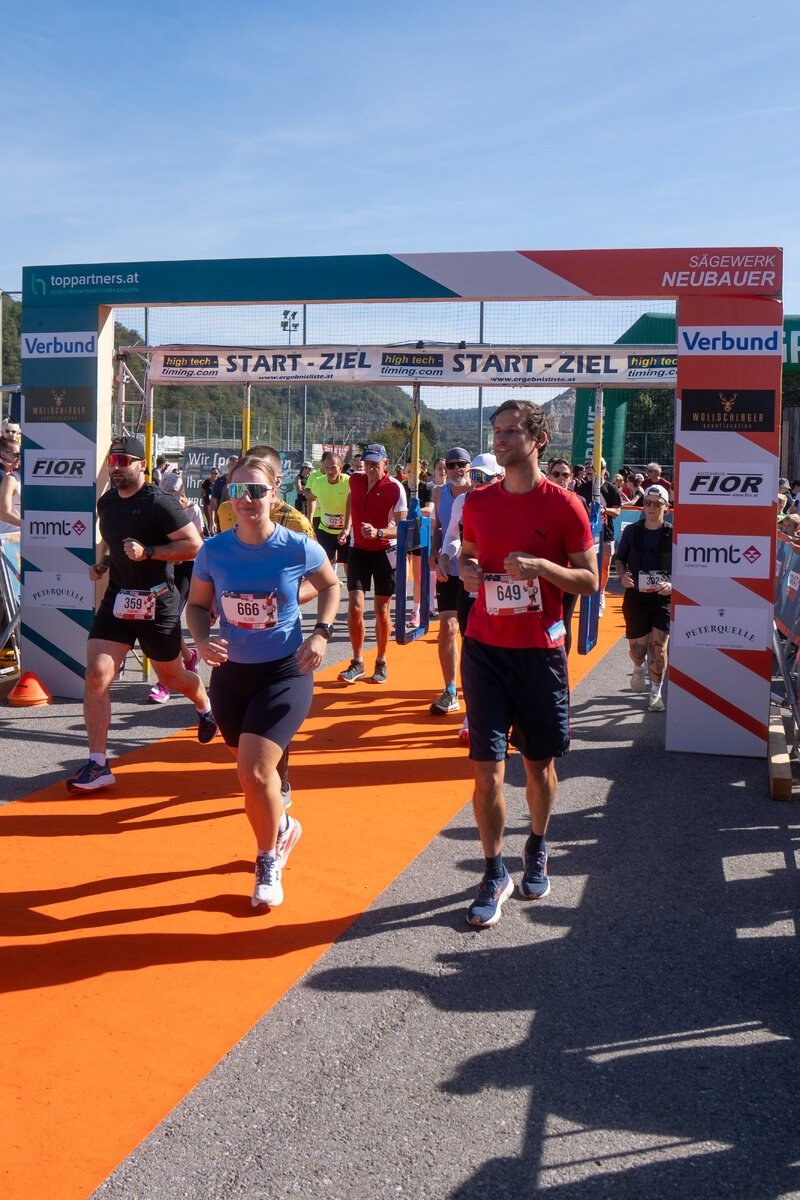 Das Läuferfeld am orangen Teppich beim MurRun 2026