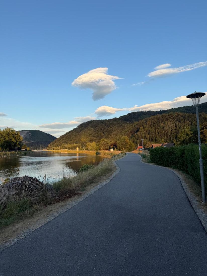 Geschwungener Weg direkt am Wasser